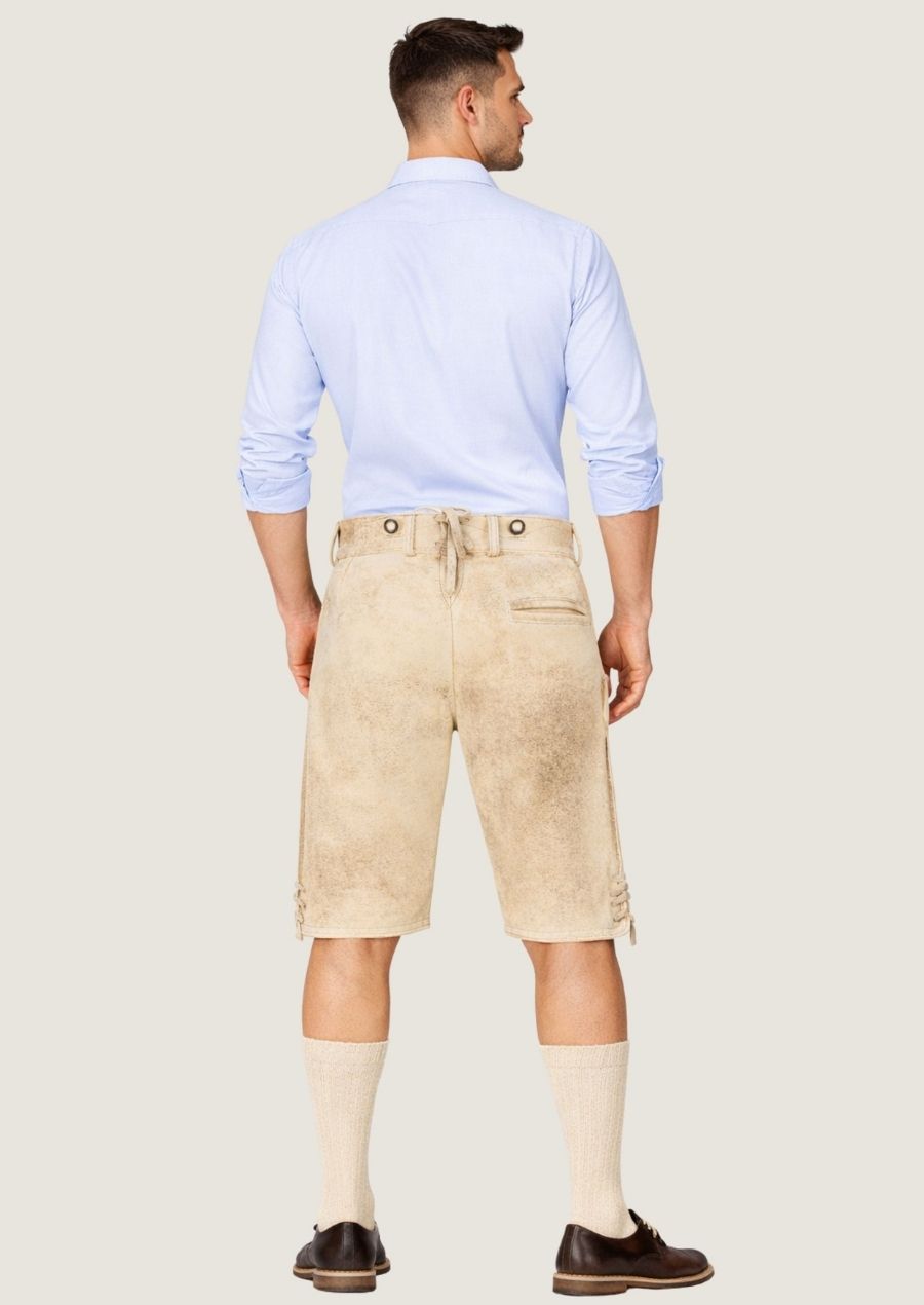 Hochwertige beige Lederhose aus Ziegenvelours mit detailreicher Hirschstickerei