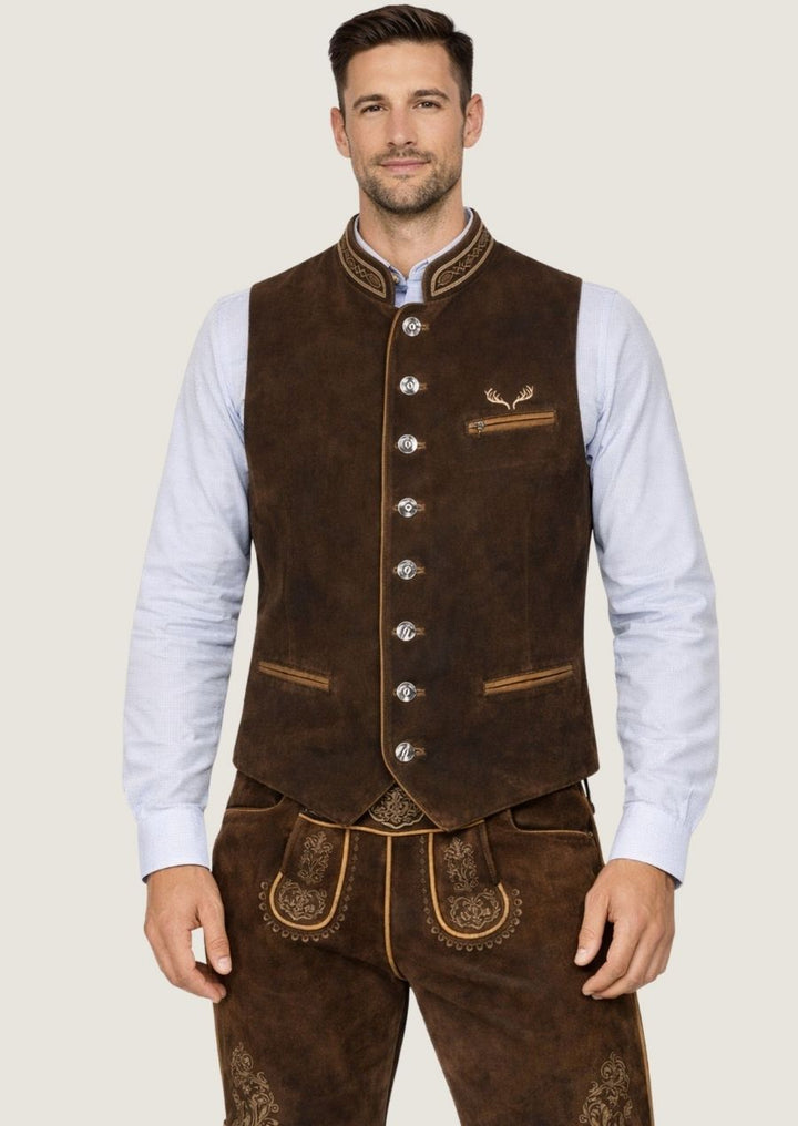 Traditionelle Lederweste für Herren mit detailreicher Hirsch Stickerei im Trachtenstil