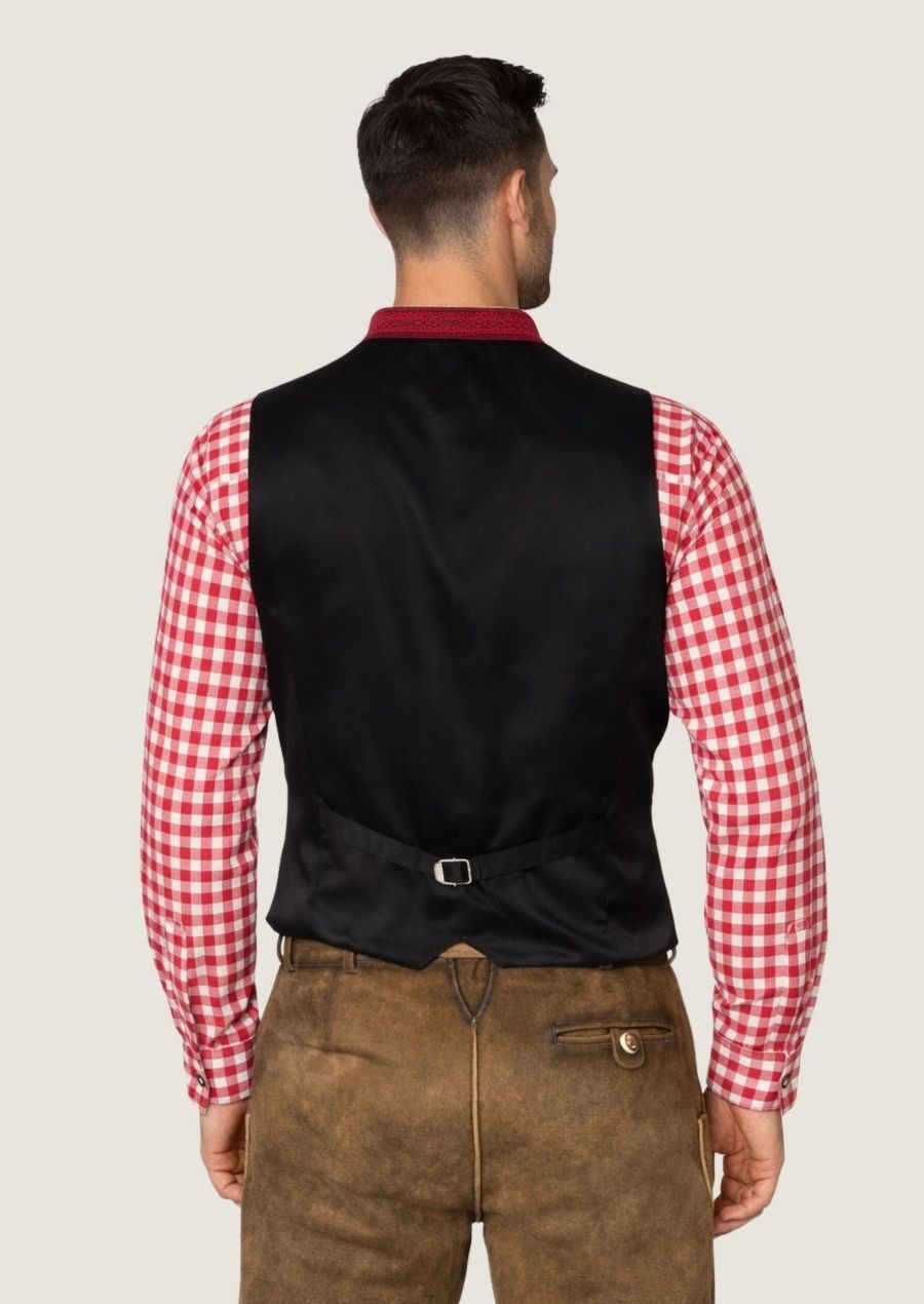 Elegante Trachtenweste aus rotem Samt mit detailreich besticktem Kragen