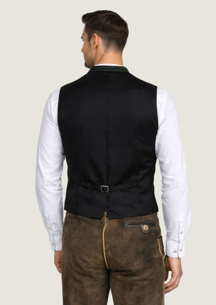 Elegante Trachtenweste aus grünem Samt mit detailreich besticktem Kragen